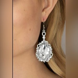 Royal Recognition - White Earrings - Paparazzi Accessories
NWT 🥳☀️